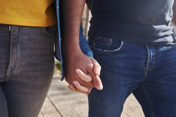 Pareja Joven Vestida Con Jeans Camisetas Caminando Por Una Calle — Foto de Stock