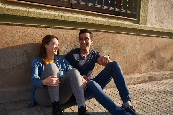 Atractiva Pareja Jóvenes Vestidos Con Jeans Camisetas Sientan Una Acera —  Fotos de Stock