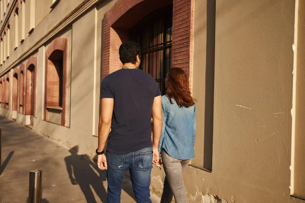 Vista Trasera Una Pareja Caminando Calle Día Soleado Más Allá — Foto de Stock