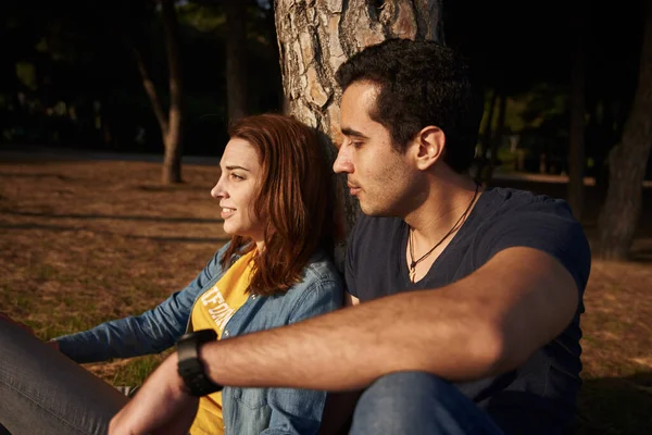 Giovane Coppia Seduta Sull Erba Nel Parco Guardando Tramonto — Foto Stock