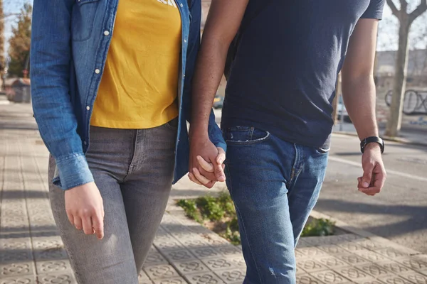 Casal Jovem Atraente Vestindo Jeans Camisetas Andando Longo Uma Rua — Fotografia de Stock