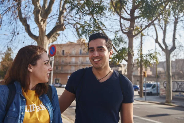 Joven Hombre Sonríe Mientras Camina Por Una Calle Ciudad Con —  Fotos de Stock