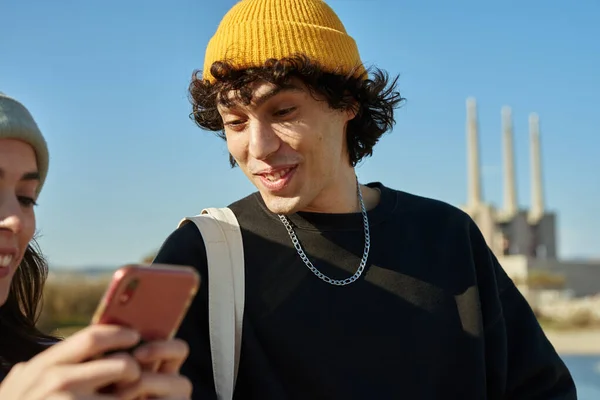 Dos Jóvenes Contentos Intrigados Con Sus Teléfonos Mientras Están Pie —  Fotos de Stock