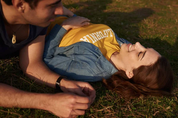 Jovem Mulher Sorri Para Jovem Enquanto Eles Deitam Juntos Grama — Fotografia de Stock