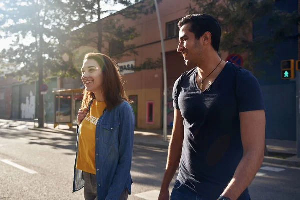Giovani Amici Che Indossano Jeans Magliette Camminano Attraverso Una Strada — Foto Stock