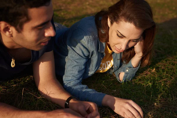 Giovane Donna Tiene Mano Viso Come Lei Giovane Uomo Sdraiato — Foto Stock