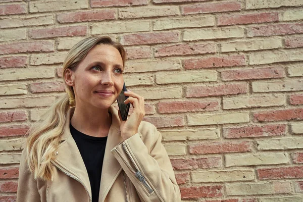 Attrayant Jeune Femme Caucasienne Prenant Appel Téléphonique Tout Tenant Contre — Photo