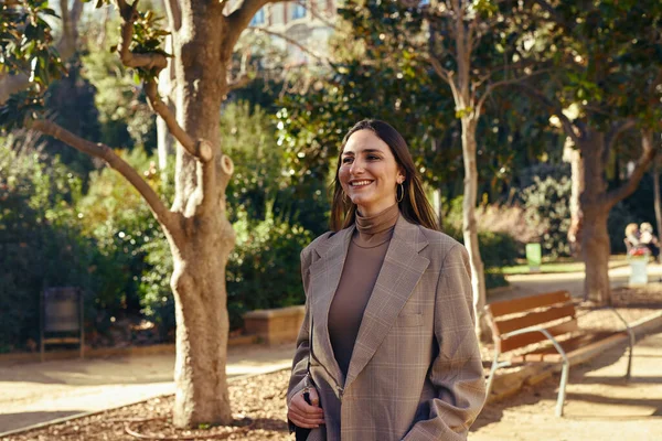 Una Señora Eufórica Caminando Través Parque Pasando Hermosos Árboles Bancos — Foto de Stock