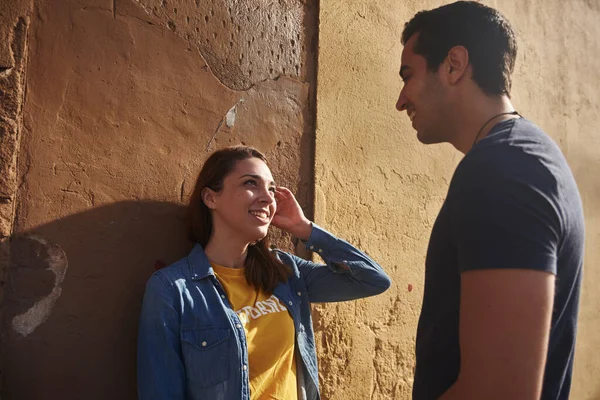 Giovane Donna Spazzola Capelli Dietro Orecchie Mentre Guarda Uomo Attraente — Foto Stock