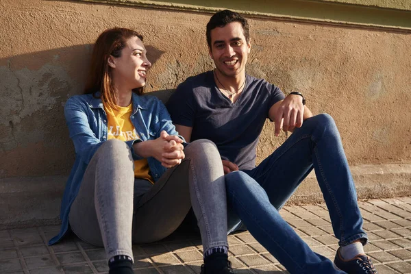 Jong Stel Zit Een Trottoir Praten Lachen Samen — Stockfoto