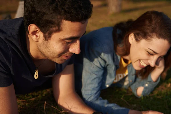 Atraente Jovem Casal Rindo Juntos Como Eles Deitado Grama Parque — Fotografia de Stock