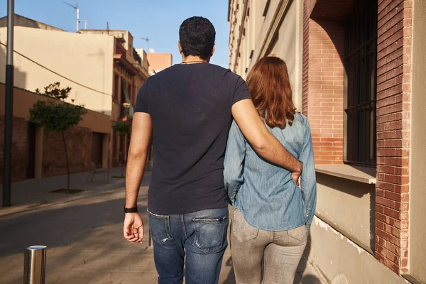 Visão Traseira Jovem Casal Andando Longo Uma Rua Cidade Passando — Fotografia de Stock