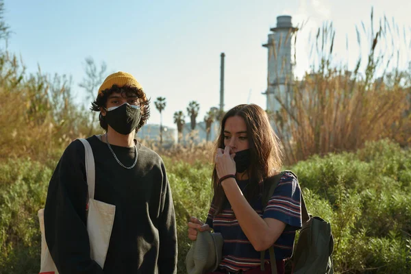 Linda Pareja Caucásica Joven Usando Máscaras Mientras Están Pie Juntos — Foto de Stock