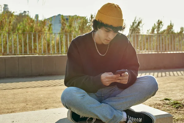 Caucasien Aux Jambes Croisées Utilisant Téléphone Portable Assis Seul Sur — Photo