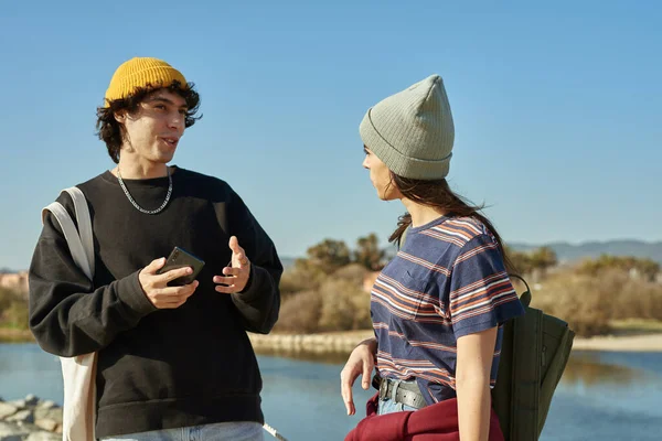 Dos Jóvenes Relajados Conversando Afuera Junto Una Playa —  Fotos de Stock