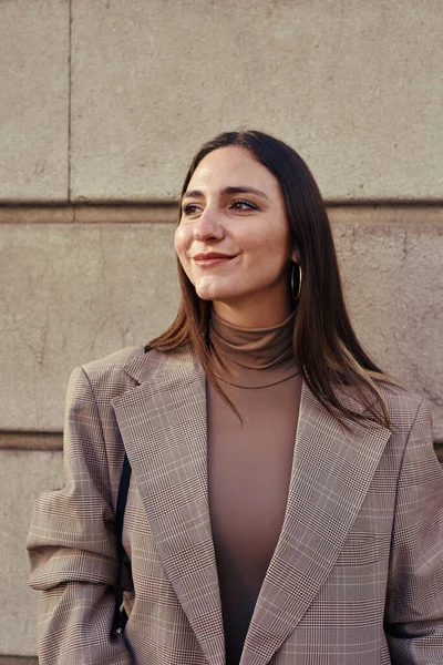 Feliz Dama Apoyada Una Pared Sonriendo Mientras Mira Hacia Distancia — Foto de Stock