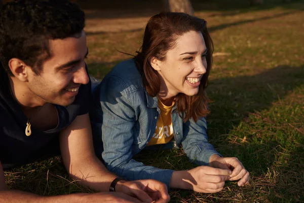 Giovani Coppie Che Ridono Sorridono Mentre Rilassano Insieme Nel Parco — Foto Stock