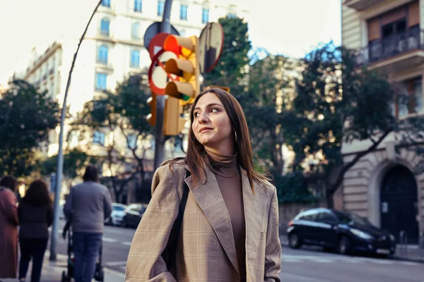 Pleased Lady Standing Sidewalk Her Hands Her Pockets Looking Distance — Stock Photo, Image