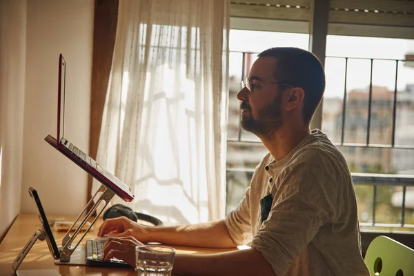 Side View Hard Pressed Guy Mid Typing While Placing Both — Stock Photo, Image