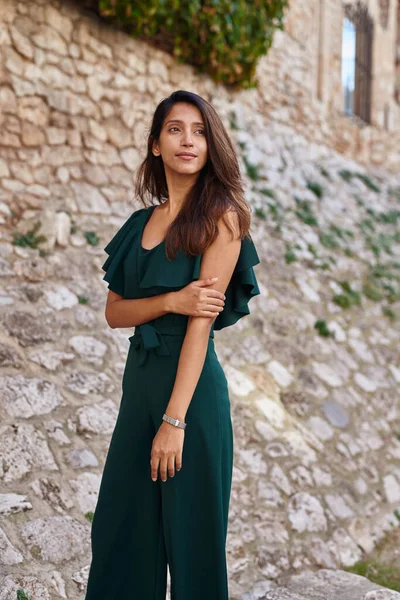 Señora Satisfecha Posando Lado Sosteniendo Brazo Con Cadera Encendida Saliendo — Foto de Stock