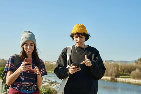 Deux Jeunes Gens Occupés Envoyer Des Textos Marcher Long Une — Photo