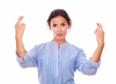 lucky işaretiyle sevimli İspanyol kadın