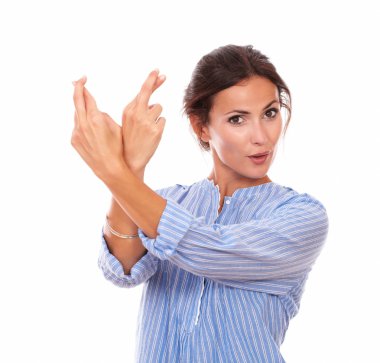 yalnız yetişkin kadın parmaklarını dilek