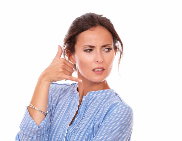 Wütende erwachsene Dame fragt sich mit Anrufgeste — Stockfoto