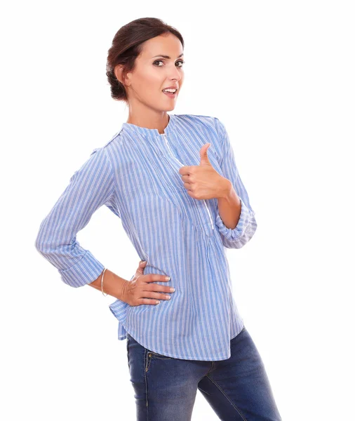 Mujer hispana feliz con el pulgar hacia arriba —  Fotos de Stock