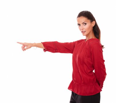 Onu sağa işaret eden yetişkin çekici esmer