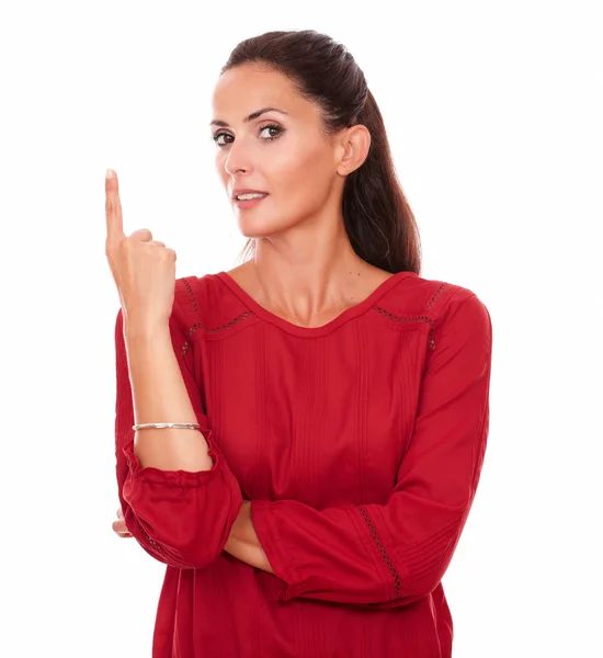 Charmante Frau zeigt mit dem Finger — Stockfoto