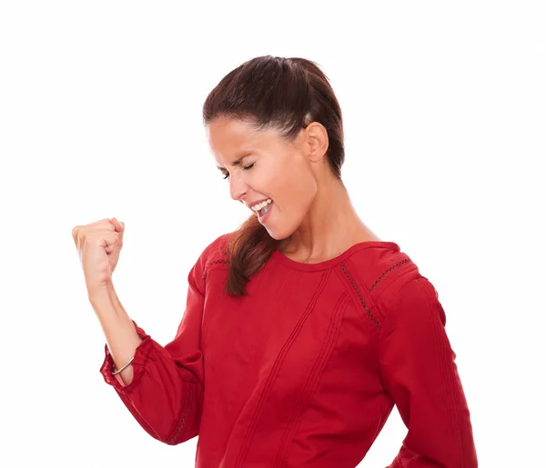 Mujer latina satisfecha celebrando su victoria — Foto de Stock
