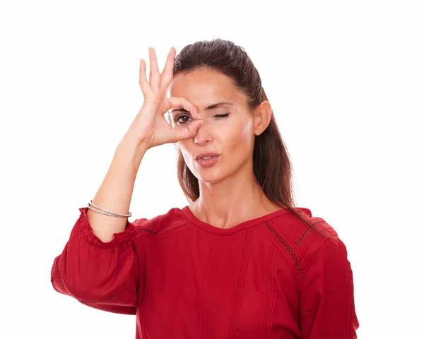 Alone latin woman with ok sign on her eye — Stock Photo, Image