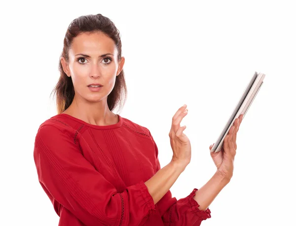 Surprised adult lady working on her tablet pc — Stock Photo, Image