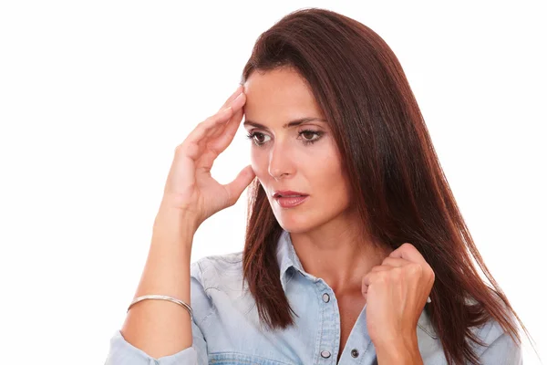 Reflecterende jonge vrouw met hoofdpijn neer te kijken — Stockfoto