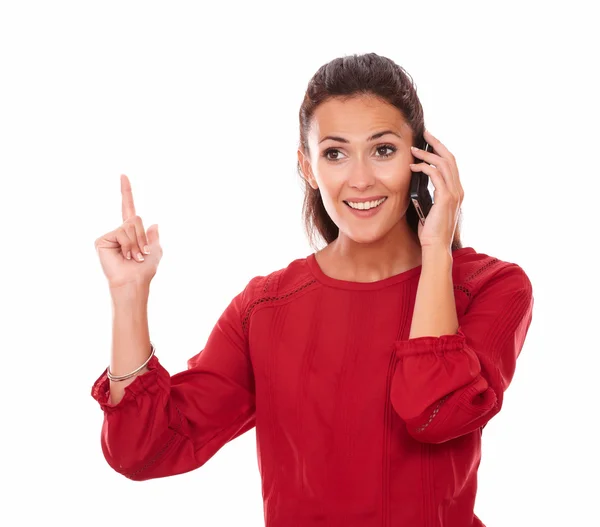 Encantadora dama hablando por teléfono mientras sonríe — Foto de Stock