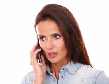 cep telefonundan söyleşmek yetişkin Latin asıllı kadın