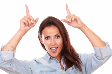 genç latin kadın parmaklarını dönük