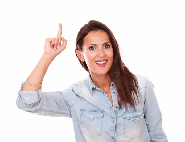 Senhora bastante hispânica apontando para cima e sorrindo — Fotografia de Stock