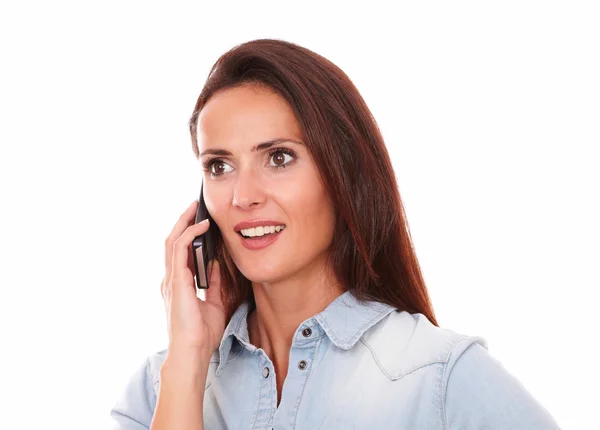 Vrij enkele dame spreken op haar telefoon — Stockfoto