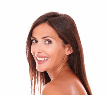 kameraya gülümseyen sevimli latin kadın