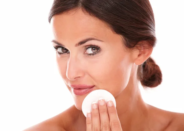 Latin woman applying moisturizer on her face — Stock Photo, Image