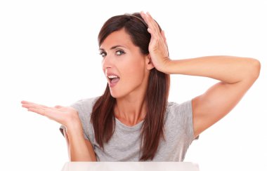 Sağ avucunun tutan Latin kadın