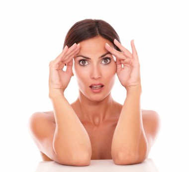 Güzel İspanyol kadın yüzüne dokunmak