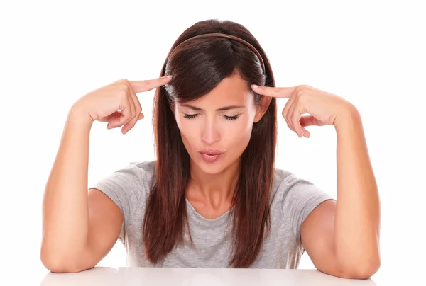 Nadenkend vrouw met haar vingers op hoofd — Stockfoto