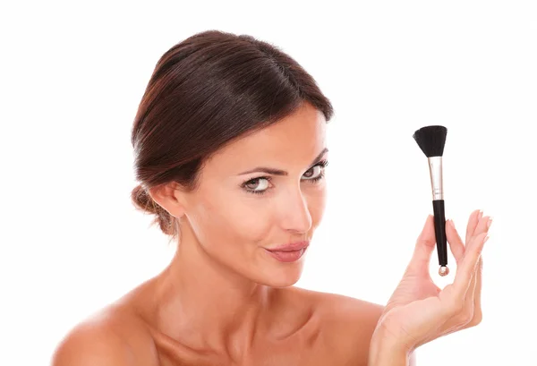 Sensual hispânico feminino com maquiagem escova — Fotografia de Stock