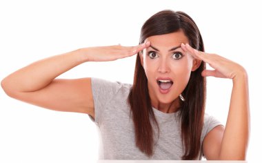 Ellerinin üzerinde kafa ile heyecanlı yetişkin kadın