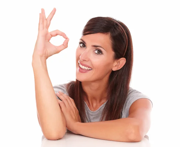 Chica amigable con gran gesto de trabajo sonriendo — Foto de Stock