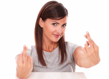 Şans işareti ile çekici gülümseyen esmer