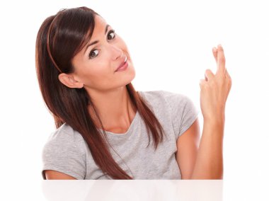 Neşeli latin Bayan şans işareti ile